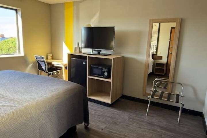 Super 8 by Wyndham Smithville / Kansas City