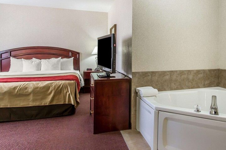 Quality Inn & Suites Fort Madison near Hwy 61