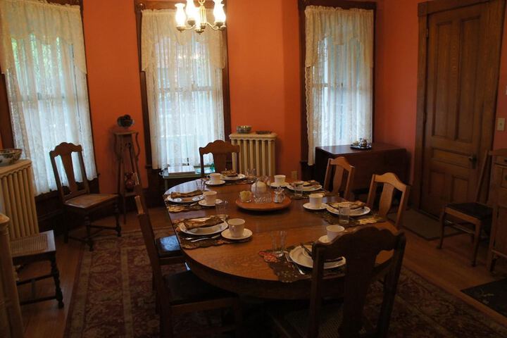 Dining 35 of 36