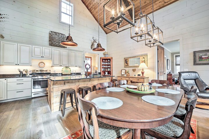 On 22 Acres: Cullowhee Craftsman Home w / Mtn Views