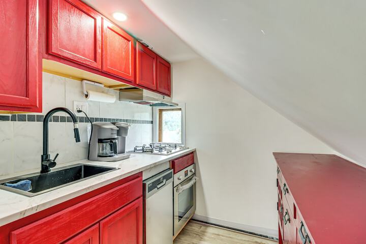 Walkable Abode in Stroudsburgs Business District!