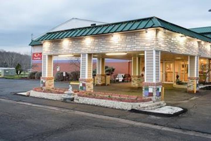 Econo Lodge Inn and Suites