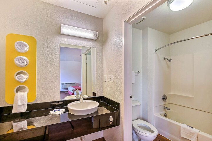 Room 17 of 28