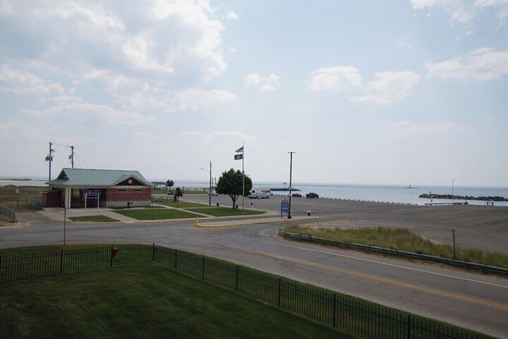 Snyders Shoreline Inn