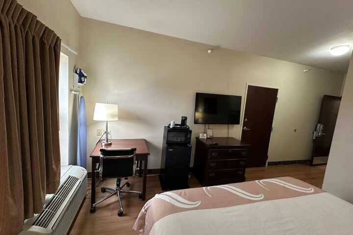 Econo Lodge Inn & Suites