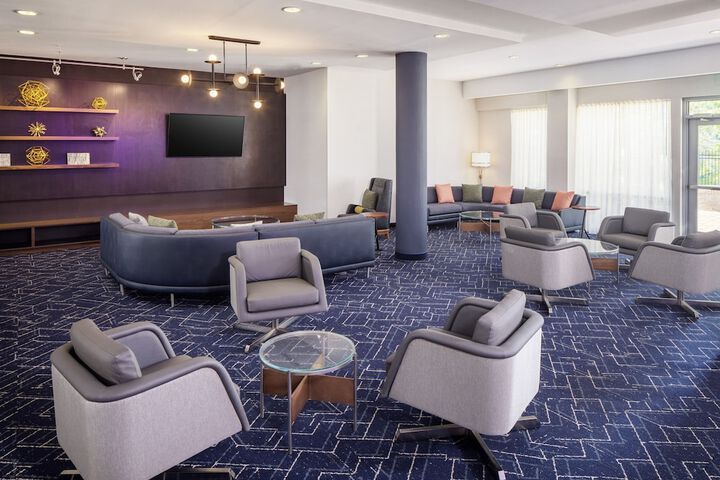 Courtyard by Marriott Charleston Downtown / Civic Center