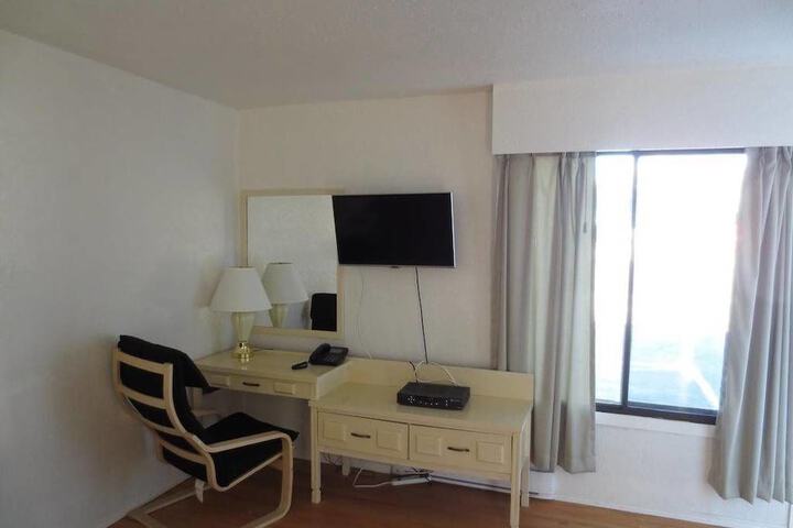 Room 6 of 8