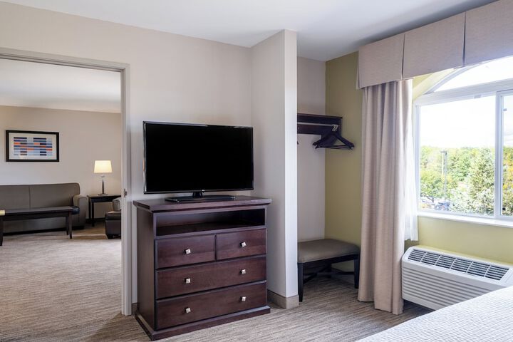 Holiday Inn Express & Suites Chicago-Libertyville by IHG
