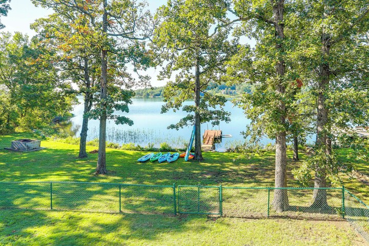 Lakefront Arkansas Escape w / Grill Dock & Kayaks!