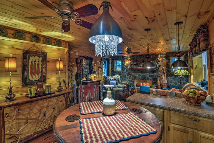 Celo Cabin w / Deck in Pisgah National Forest