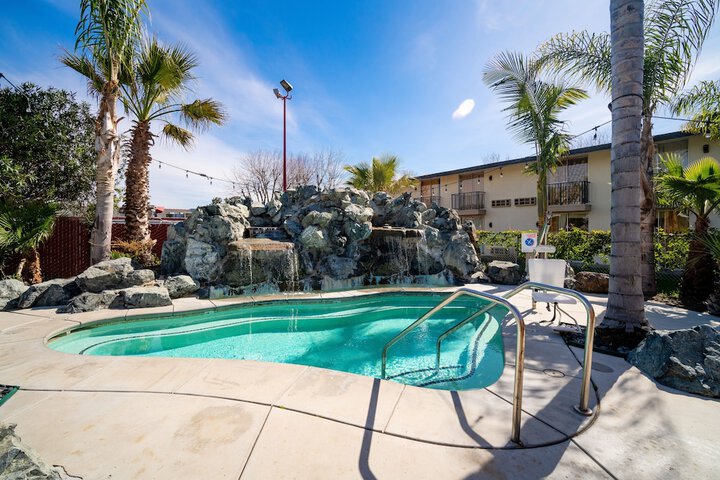 Pool 10 of 51