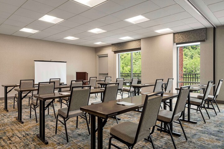 Hampton Inn & Suites Pittsburgh / Waterfront-West Homestead