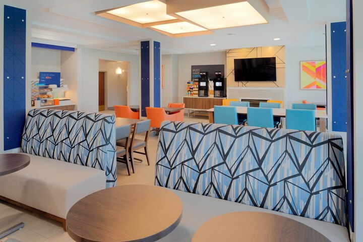 Holiday Inn Express Hotel & Suites Fort Atkinson by IHG