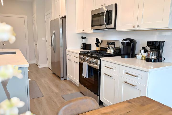 4BR Townhouse with Parking - WV rep 3