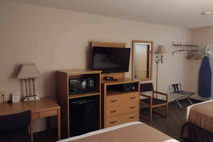 Super 8 by Wyndham Monroe WI