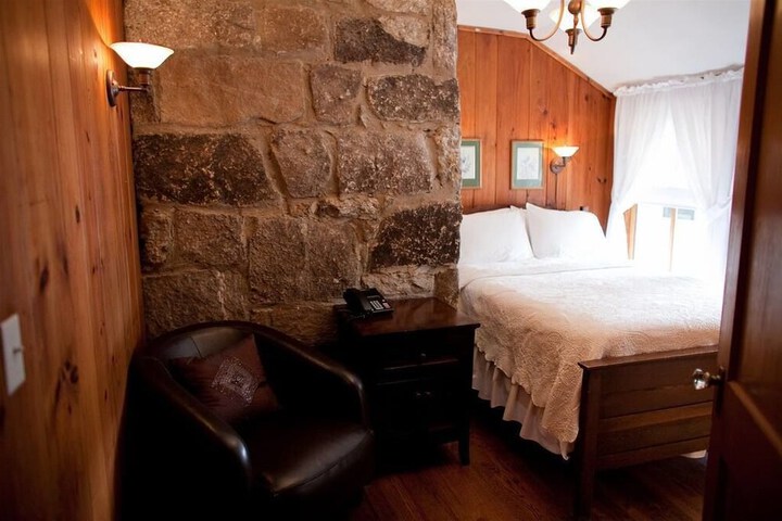 Room 4 of 18