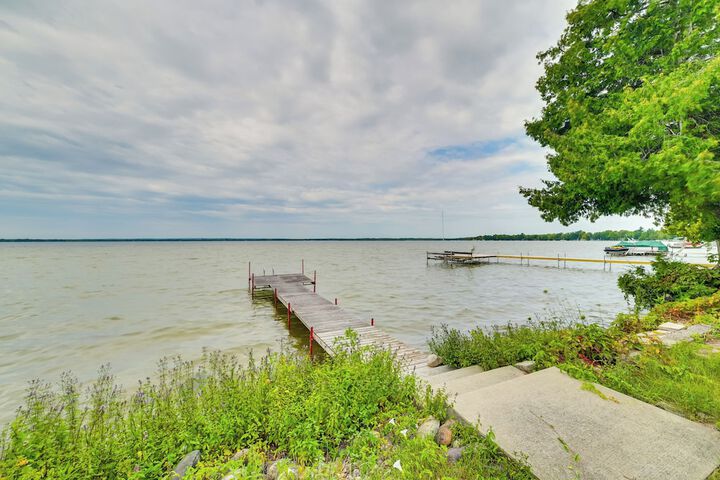 Lakefront Michigan Abode w / Deck & Fire Pit!