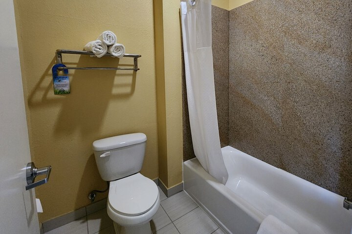 Days Inn by Wyndham Baytown East
