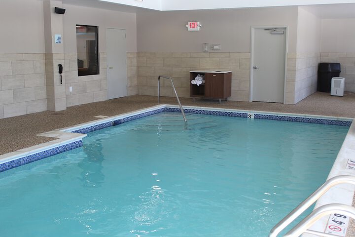 Holiday Inn Express & Suites Bradley Airport by IHG