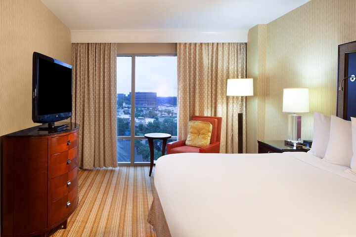 Room 33 of 80