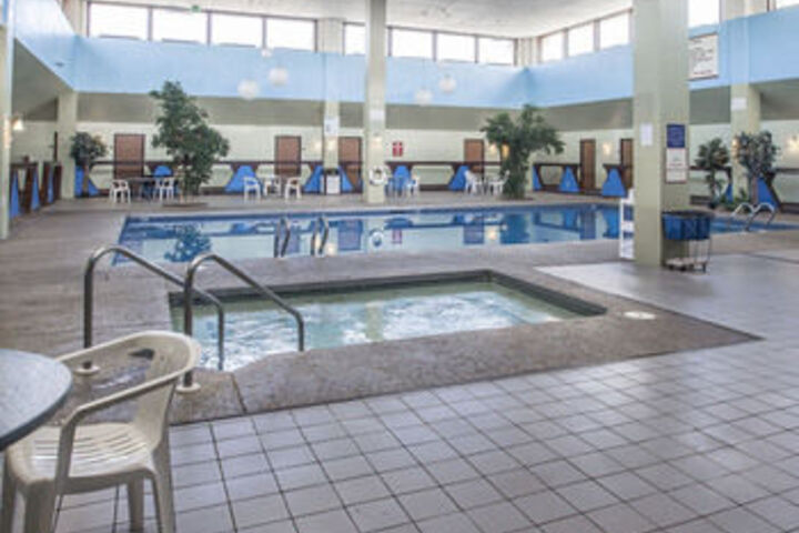 Econo Lodge Inn & Suites
