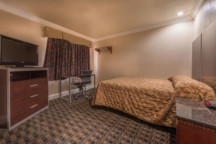 Room 9 of 25