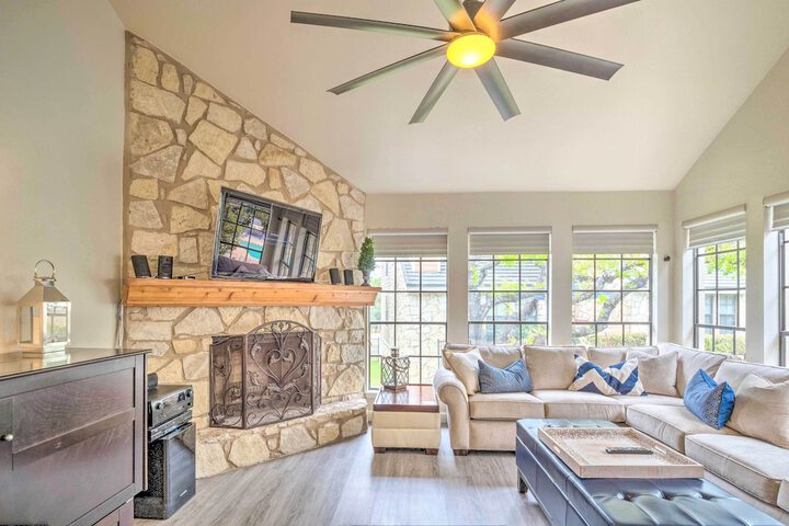 Horseshoe Bay Townhome w / Patio & Outdoor Pool!