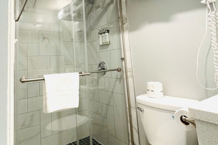 Tides Inn & Suites