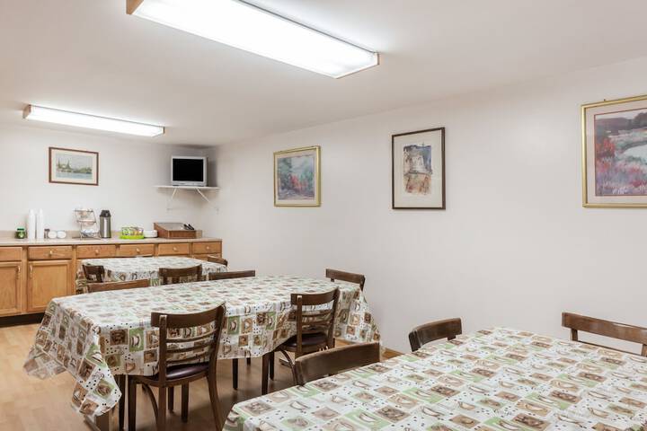 Dining 16 of 17