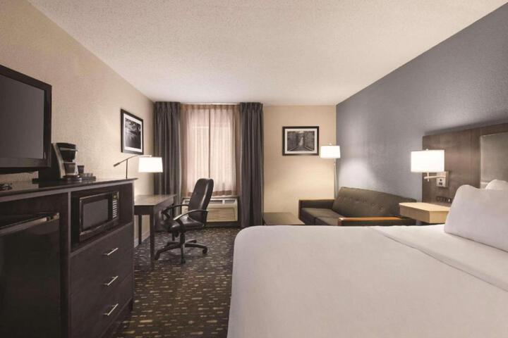 Country Inn & Suites by Radisson Auburn IN