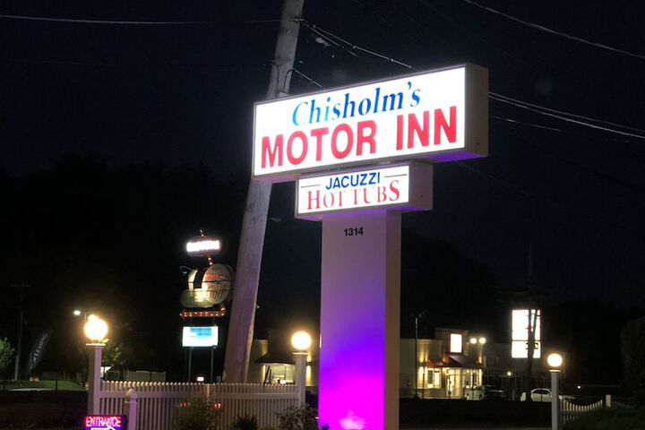 Chisholms Motor Inn