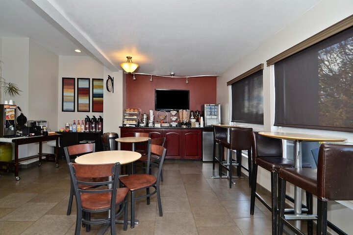 Clackamas Inn & Suites