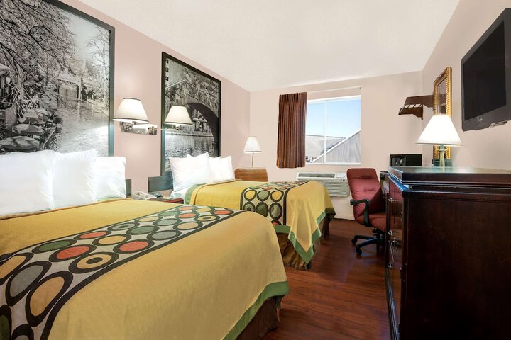Room 25 of 28