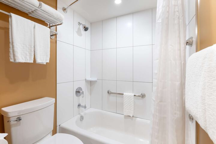 Best Western Plus Emerald Isle Hotel