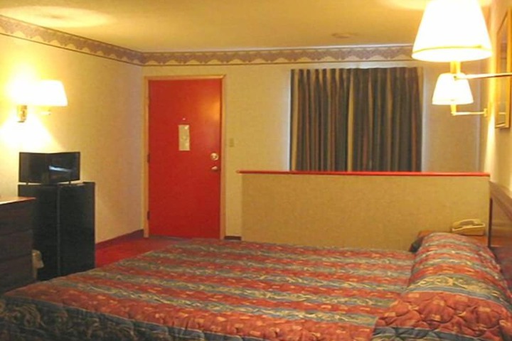 Room 7 of 8