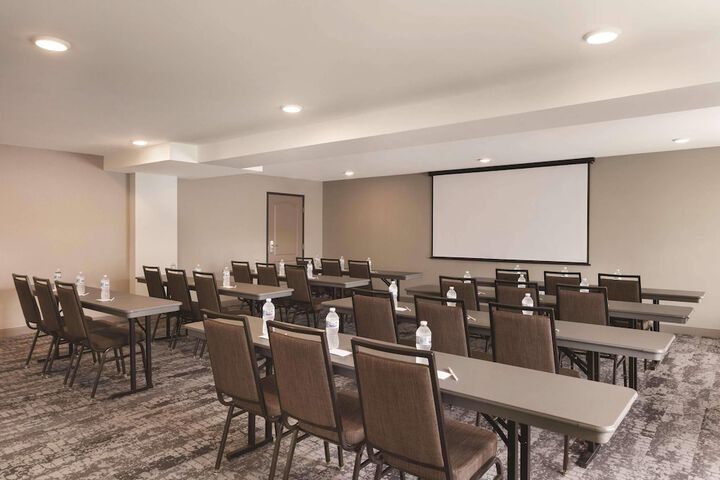 Country Inn & Suites by Radisson Madison, WI