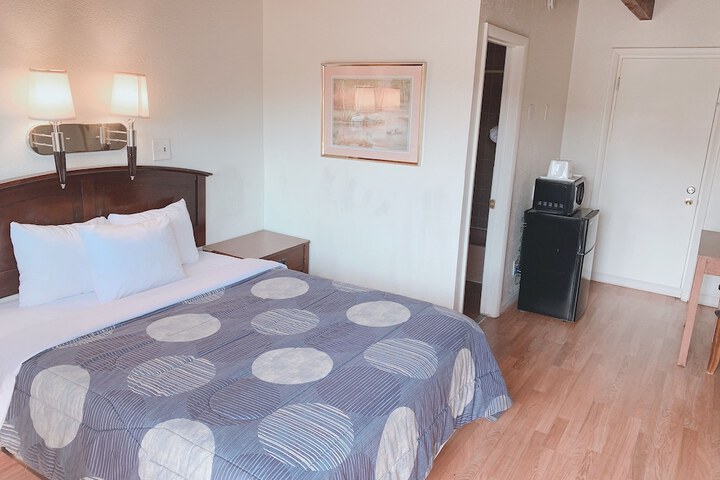 Room 8 of 10