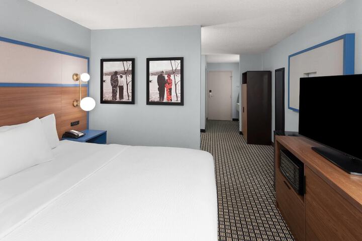 AmericInn by Wyndham Reedsburg