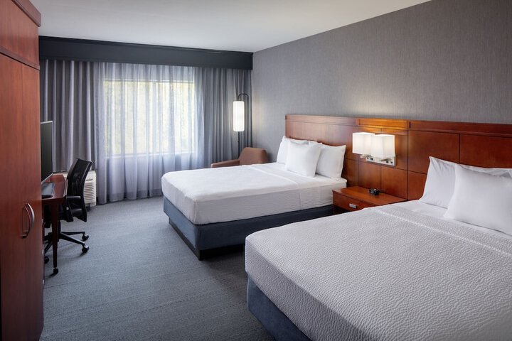 Courtyard by Marriott Charleston Downtown / Civic Center