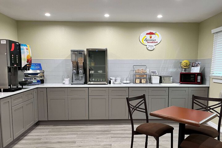 Super 8 by Wyndham Indianapolis / Emerson Ave