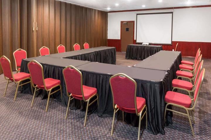 RAMADA BY WYNDHAM MEDFORD HOTEL AND CONF