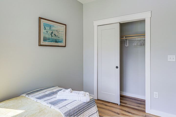Rock Hall Retreat w / Balcony Near Park & Marina!
