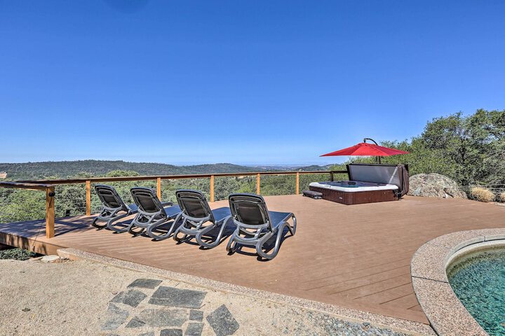 Luxe Auburn Hideaway w / Tennis Court & Views!