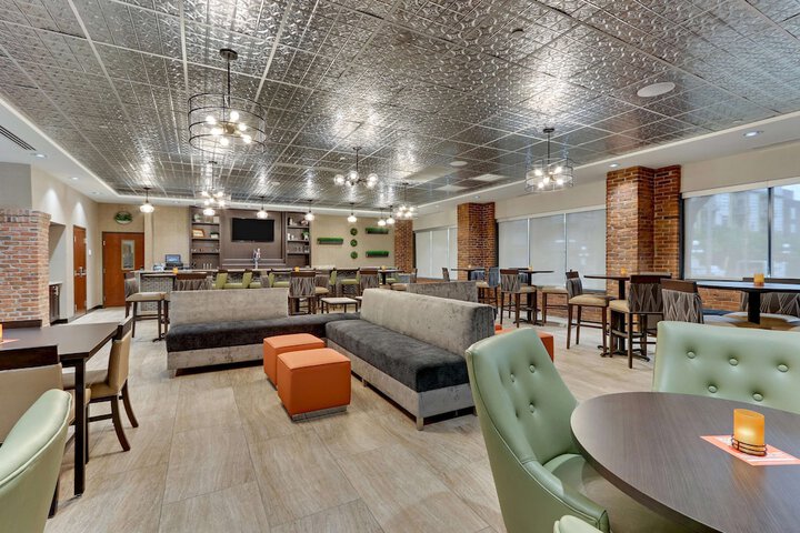 Lounge 67 of 90
