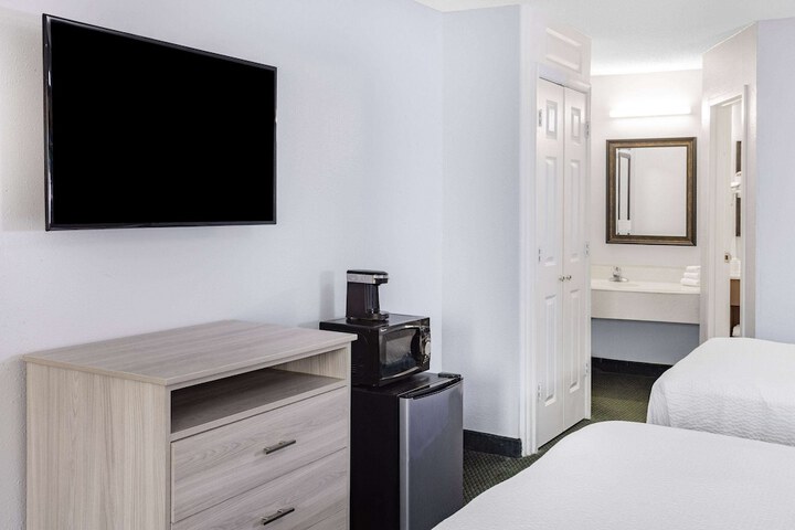 Room 13 of 28