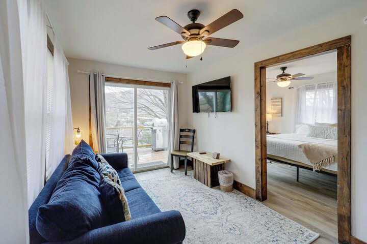 Hilltop Hideaway w / Scenic Views & Hot Tub!