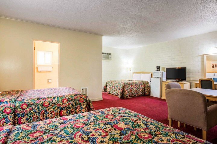 Room 8 of 19