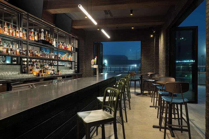 Lounge 53 of 61