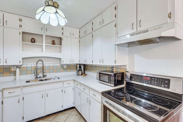 Steps to Beach: Carrabelle Family Home w / Patio!