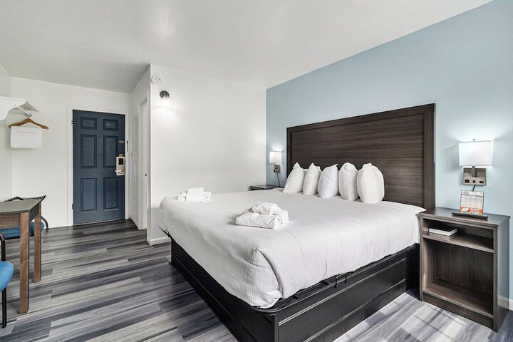 Snyders Shoreline Inn